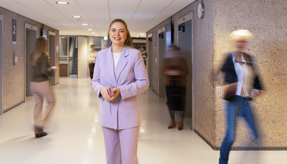 Dame in gang Tweede Kamer