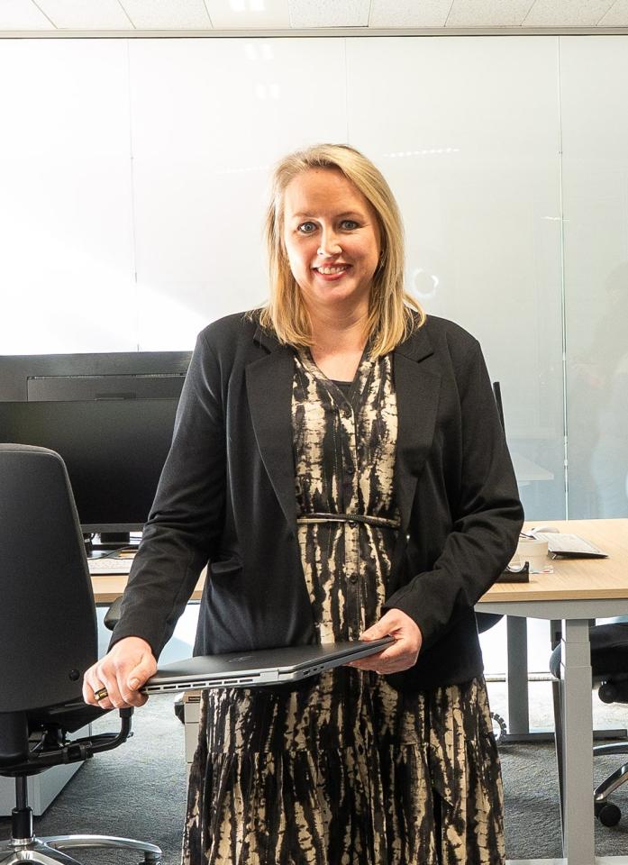 Fleur in haar kamer met laptop