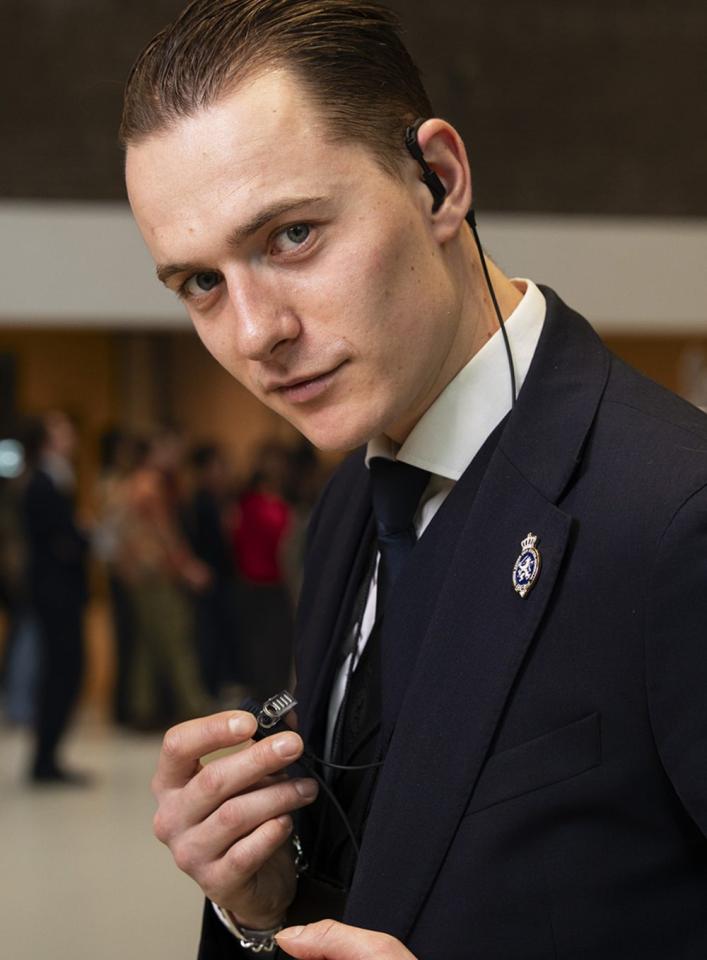 Paul aan het werk met oortje