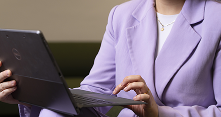 managementassistent aan het werk achter laptop