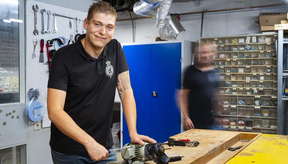 Wesley aan het werk als technicus in de Tweede Kamer