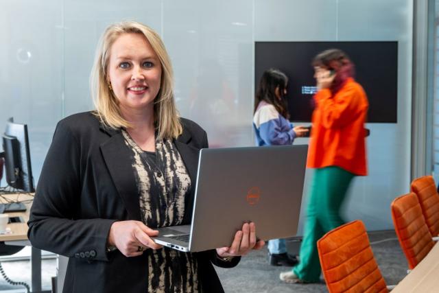Fleur aan het werk met laptop