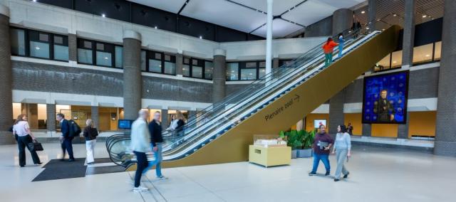 medewerkers in de statenpassage