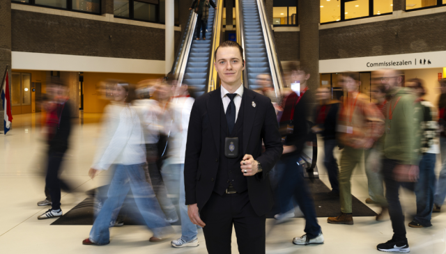 Paul aan het werk als beveiliger in de Statenpassage voor de roltrap